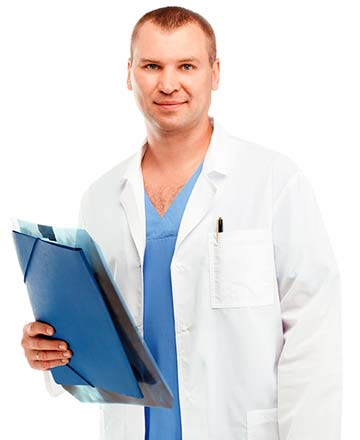 Мужчина врач в белом халате с планшетом в руках